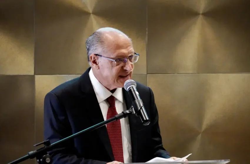  Alckmin deixará ministério em abril, mas seguirá como vice